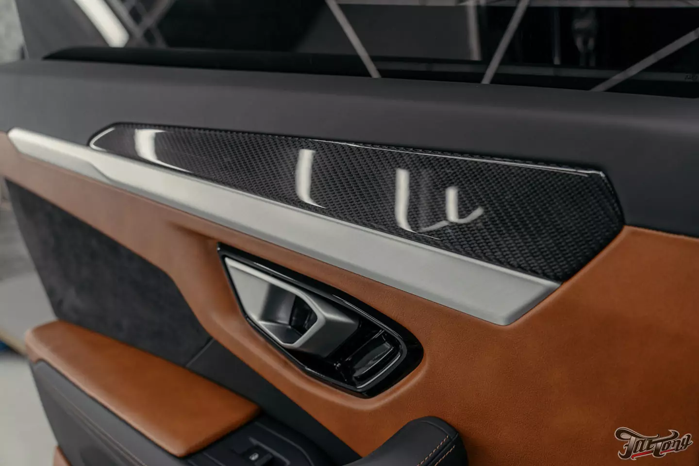 Ламинация элементов салона карбоном в шикарном Lamborghini Urus